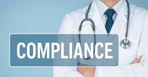 Médico de jaleco com estetoscópio e a palavra COMPLIANCE em destaque